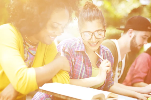 Young people, students, spending time outdoors — Stock Photo, Image