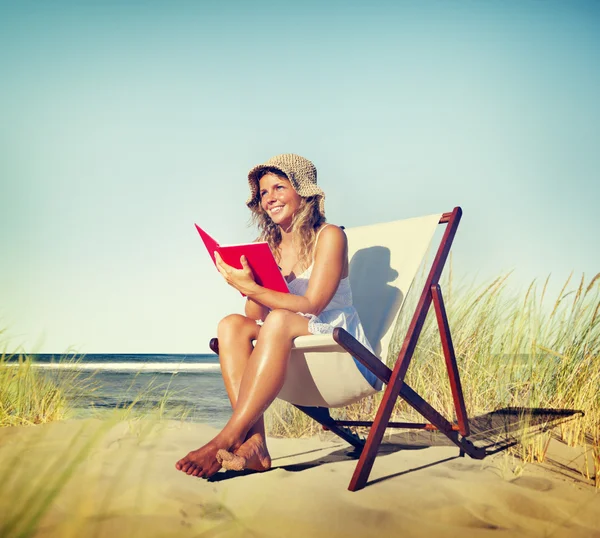 Woman at vacation reading book — Stock Photo, Image