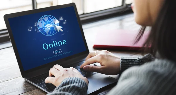Wanita yang bekerja pada laptop dengan online — Stok Foto