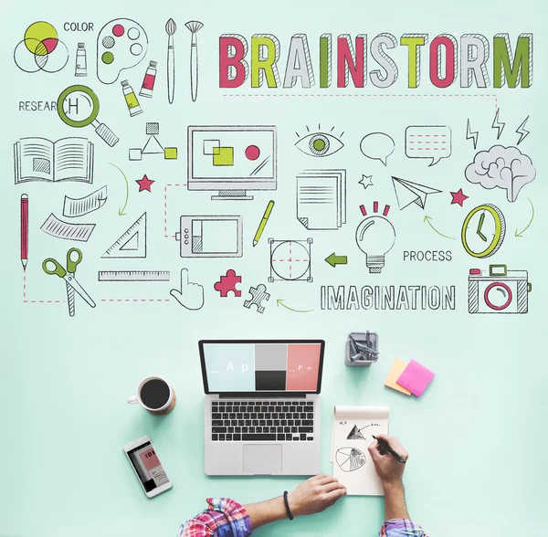 Laptop auf dem Tisch mit Brainstorming — Stockfoto