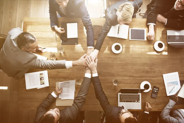 Equipo de negocios trabajando en la oficina — Foto de Stock