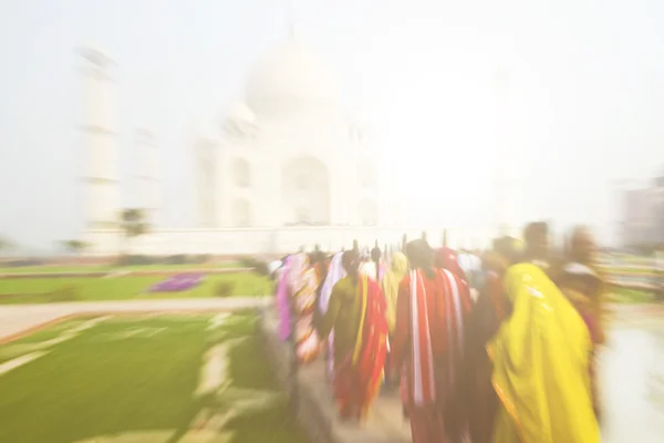 Persone che camminano attraverso Taj Mahal — Foto Stock