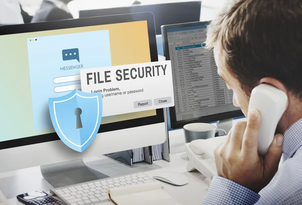 Homme d'affaires travaillant sur ordinateur avec File Security — Photo