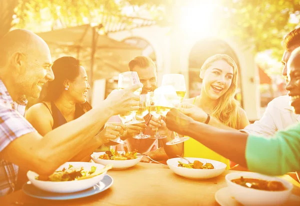 Gelukkige mensen in restaurant — Stockfoto