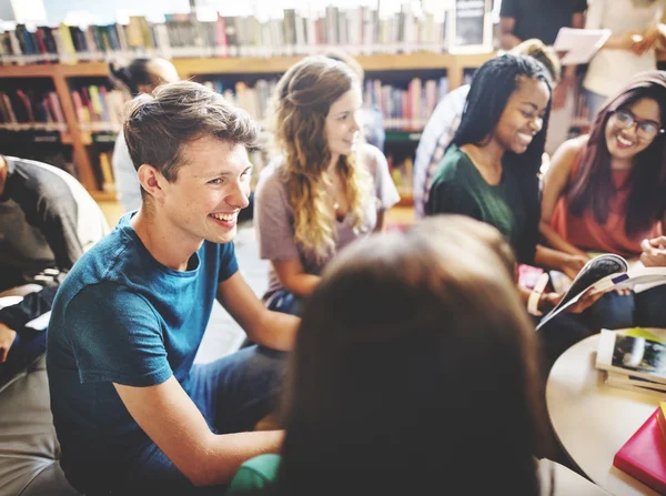 Studenter som studerar på college — Stockfoto