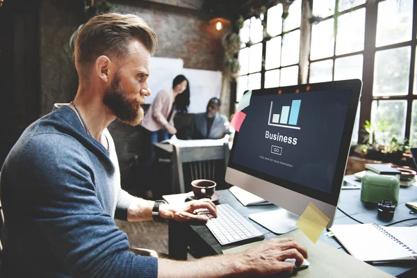 Geschäftsmann arbeitet im Büro — Stockfoto