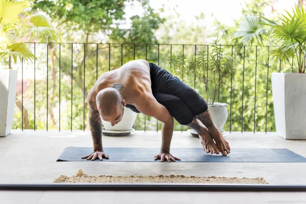 Man Praktek Pose Yoga — Stok Foto