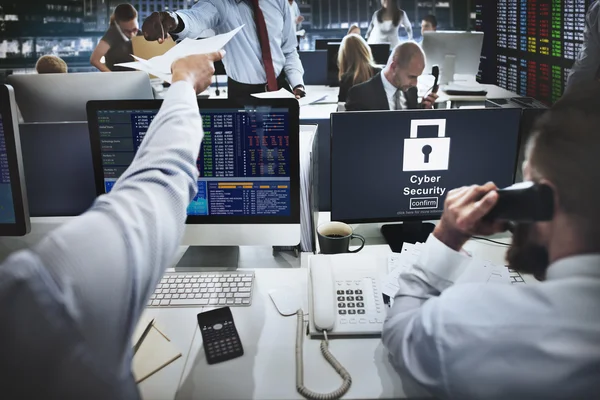 Uomini d'affari che lavorano e Cyber Security — Foto Stock