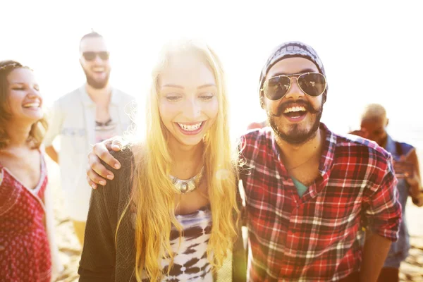 Arkadaşlar Out parti üzerinde asılı