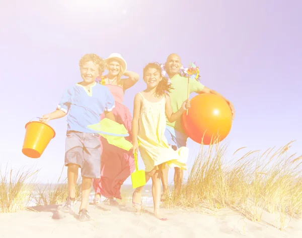 Schöne Familie geht an den Strand — Stockfoto