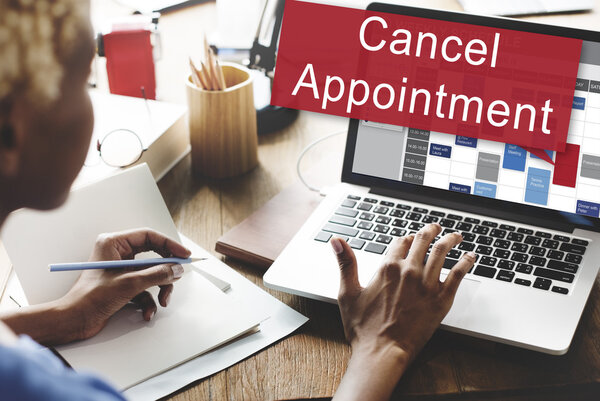 женщина работает на ноутбуке с отменой назначения
