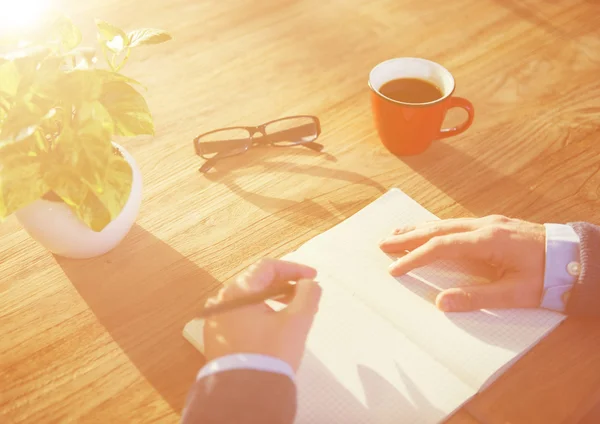 Mann und Notizbuch mit Kopierraum — Stockfoto