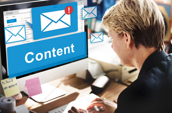 деловая женщина работает в офисе