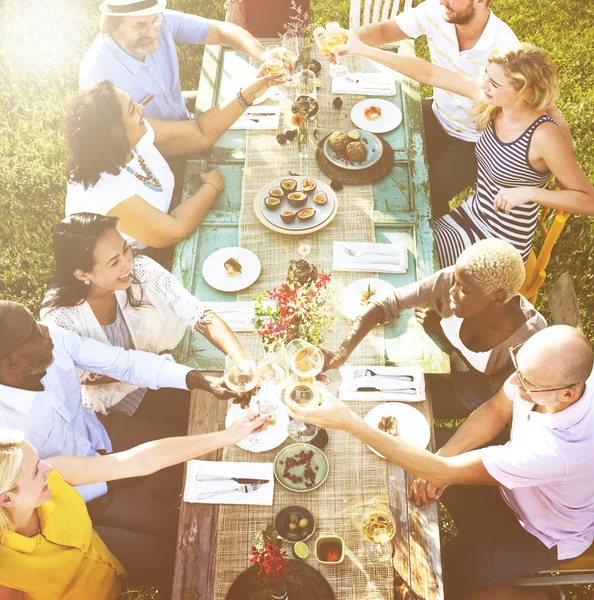 Pessoas sentadas à mesa e celebrando o evento — Fotografia de Stock