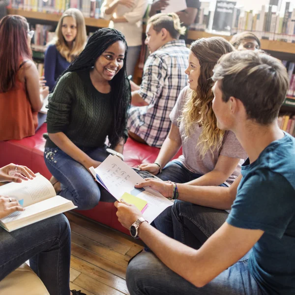 Studenti che imparano insieme — Foto Stock