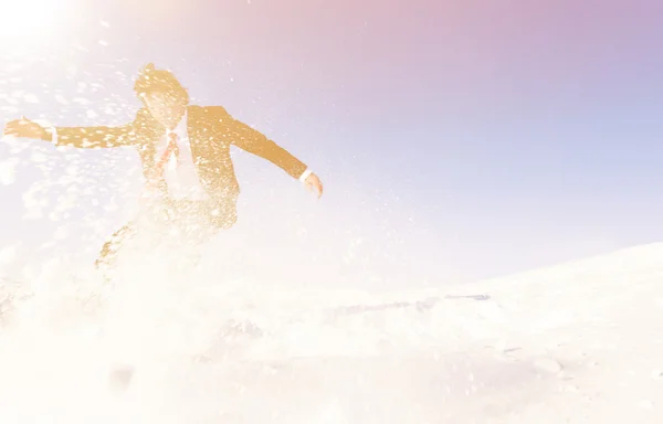 Podnikatel snowboarding na horských — Stock fotografie
