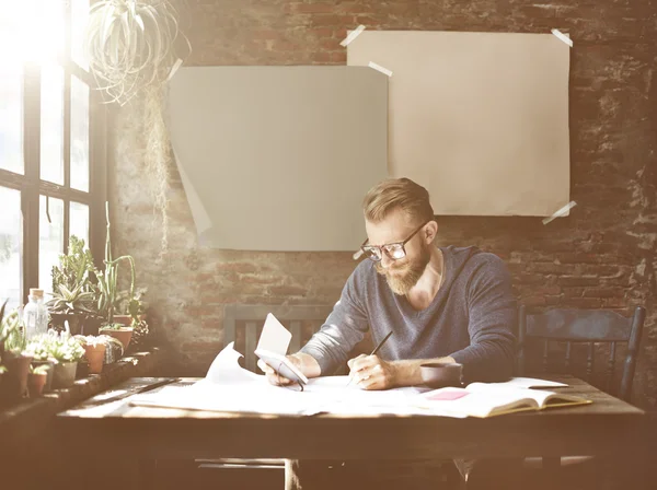 Empresário que trabalha com papel — Fotografia de Stock