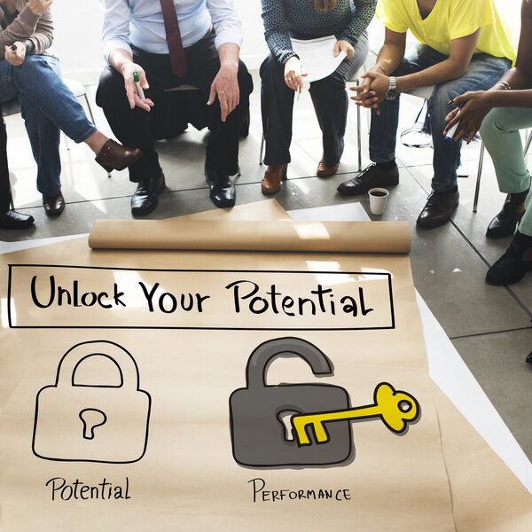 люди над плакатом с потенциалом разблокировки
