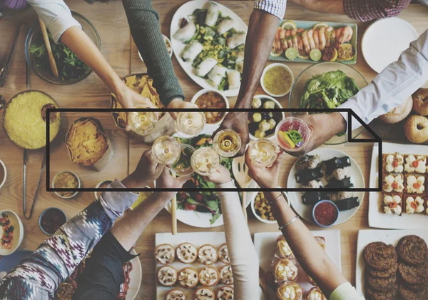 Багатоетнічні люди обідали — стокове фото