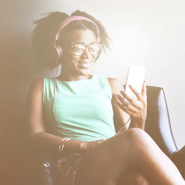 Vrouwelijke hand met smartphone — Stockfoto