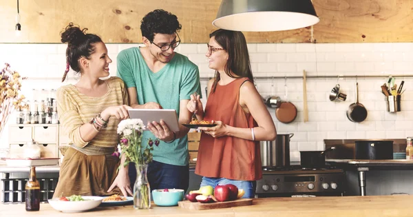 Amigos cocinando juntos — Foto de Stock