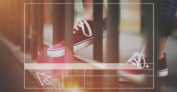 Sneakers op voeten Concept — Stockfoto