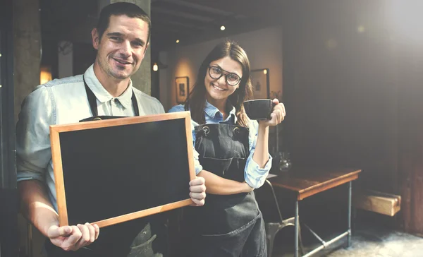 Zaměstnanci restaurace drží prázdné tabule — Stock fotografie