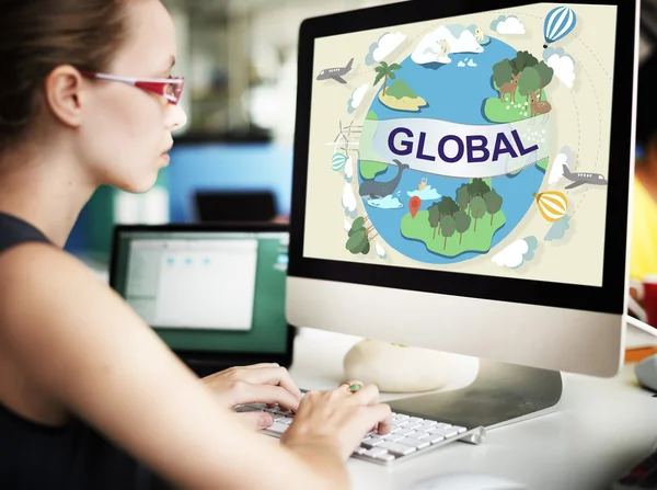 Geschäftsfrau arbeitet am Computer mit globaler — Stockfoto