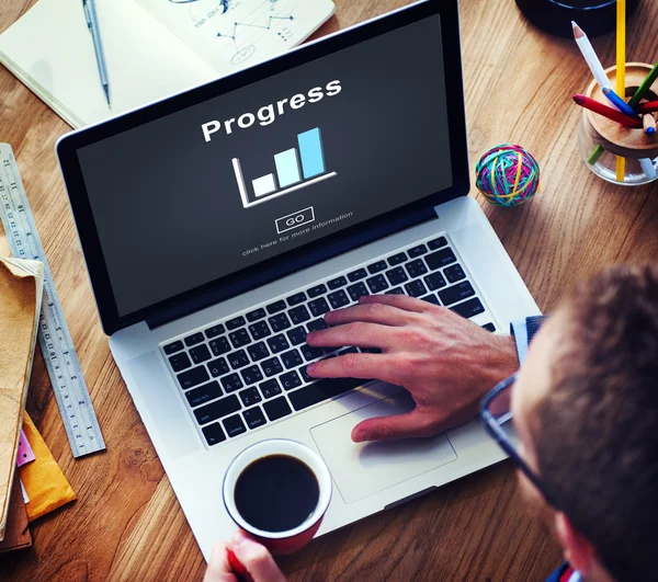 Hombre usando el ordenador portátil y el concepto de progreso —  Fotos de Stock