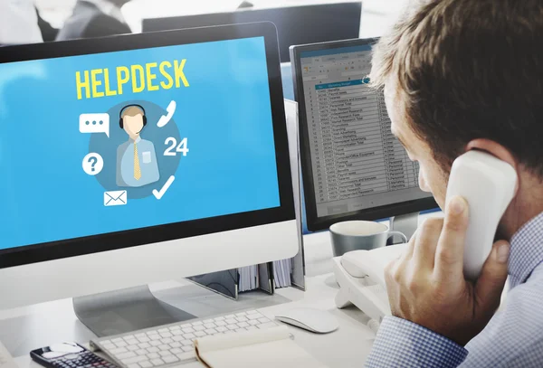 Üzletember helpdesk rendelkezõ számítógépen dolgozik — Stock Fotó