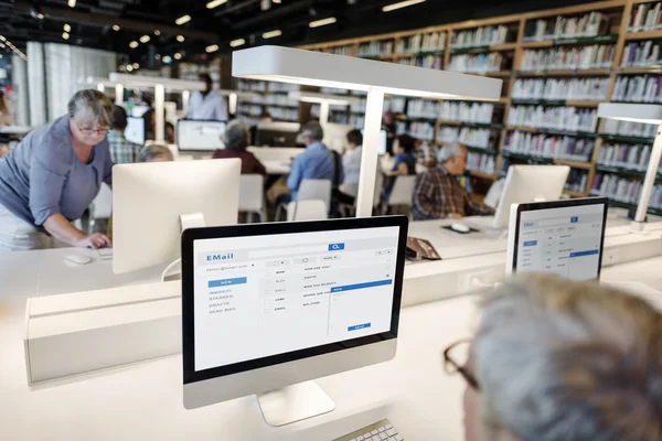Pessoas usando o computador na biblioteca — Fotografia de Stock