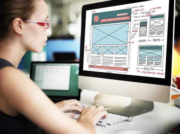 Affärskvinna arbetar på dator med webbsida — Stockfoto
