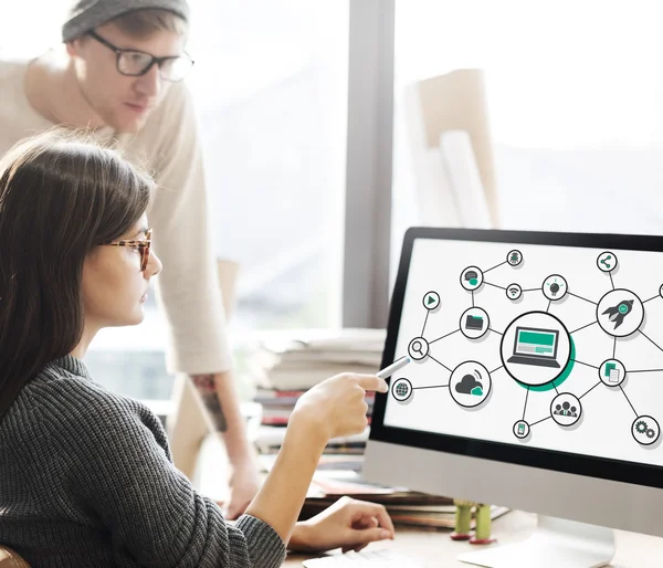 Mujer mostrando en monitor con conexión — Foto de Stock