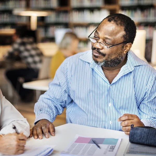 Mann beim Brainstorming in Bibliothek — Stockfoto