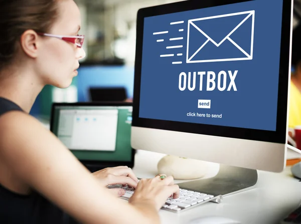 Geschäftsfrau arbeitet am Computer mit Outbox — Stockfoto