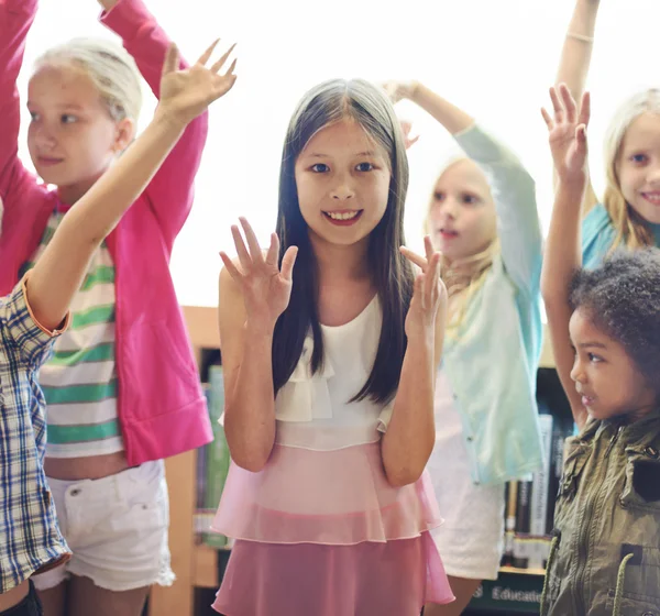 Niños felices tomados de la mano — Foto de Stock