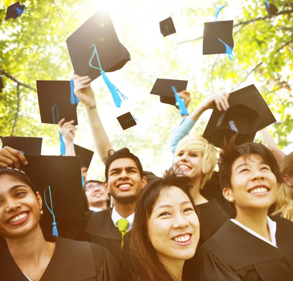 Estudantes jogar bonés no ar — Fotografia de Stock