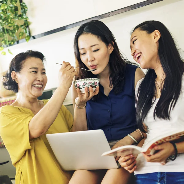 Madre e Hijas Adorables — Foto de Stock