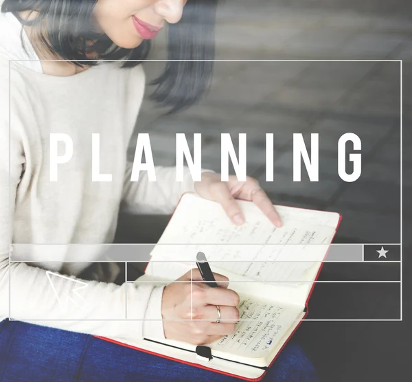 Femme écrivant dans un cahier avec planification — Photo
