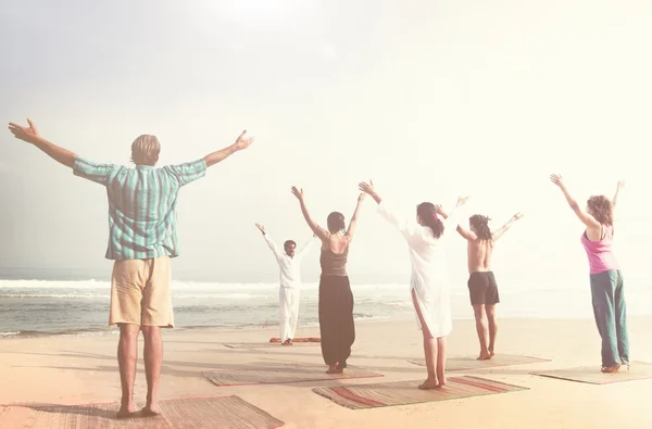 Mensen doen oefening van de yoga — Stockfoto