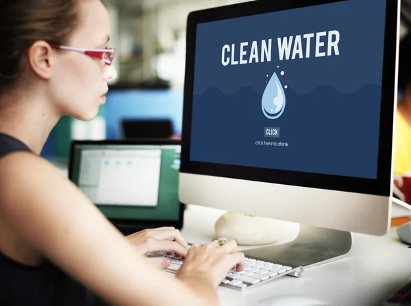 Empresária trabalhando no computador com água limpa — Fotografia de Stock