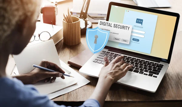 Donna che lavora su laptop con sicurezza digitale — Foto Stock