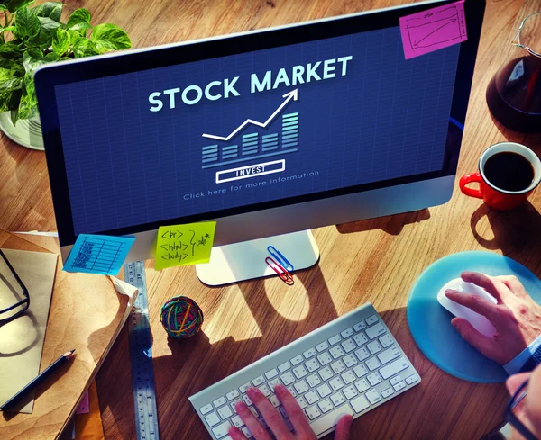 Man med hjälp av dator och aktiemarknaden — Stockfoto