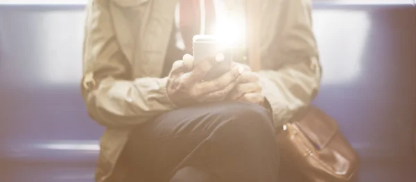 Affärsman med hjälp av smartphone — Stockfoto