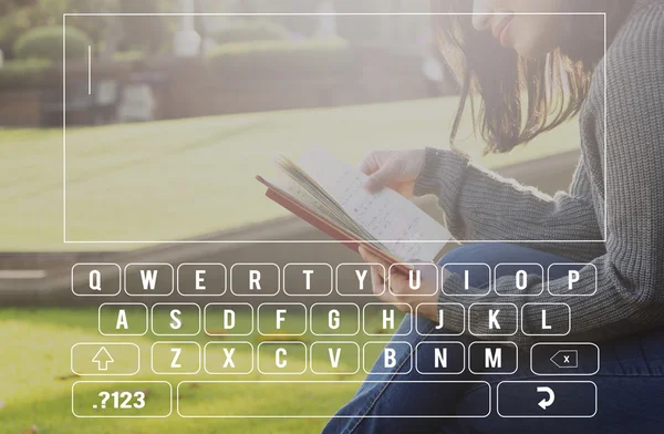 Mulher ler livro e teclado — Fotografia de Stock