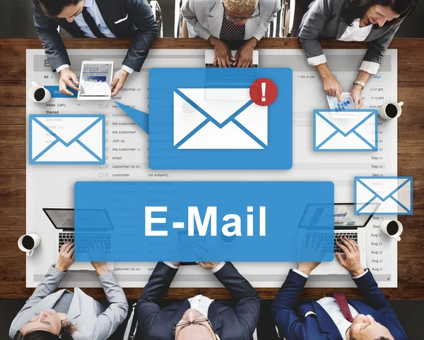 iş adamları iş başında elektronik cihazlar ile