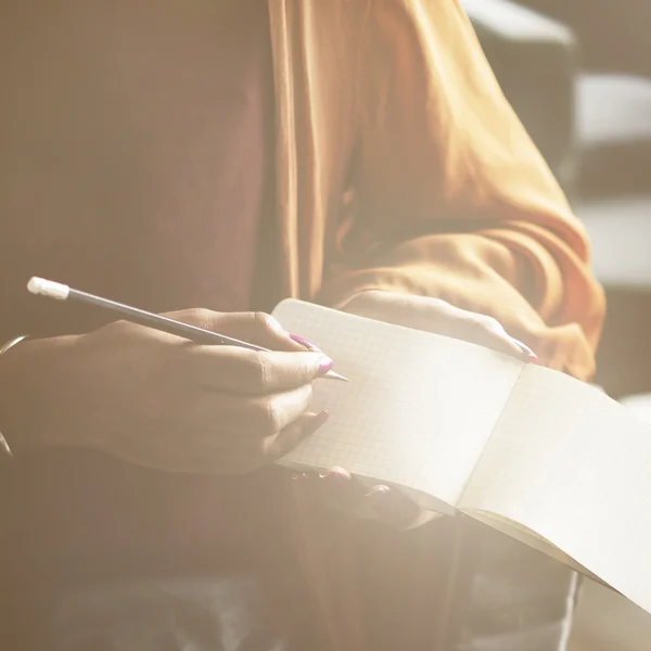 Mujer escribiendo en cuaderno — Foto de Stock