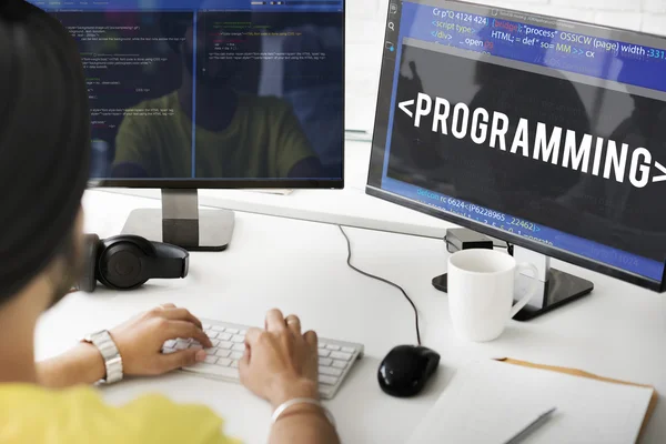 Homem de negócios trabalhando no computador com programação — Fotografia de Stock