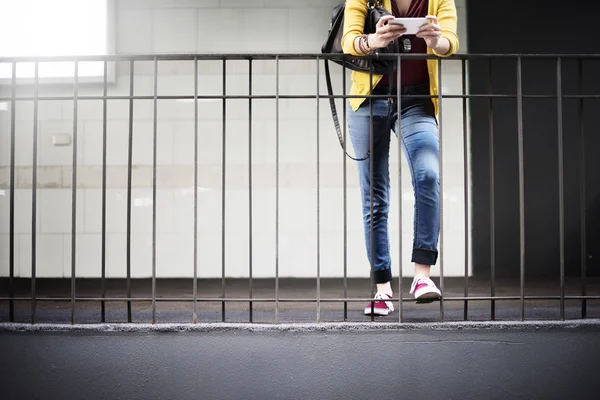 携帯電話を持つ若い女性は — ストック写真