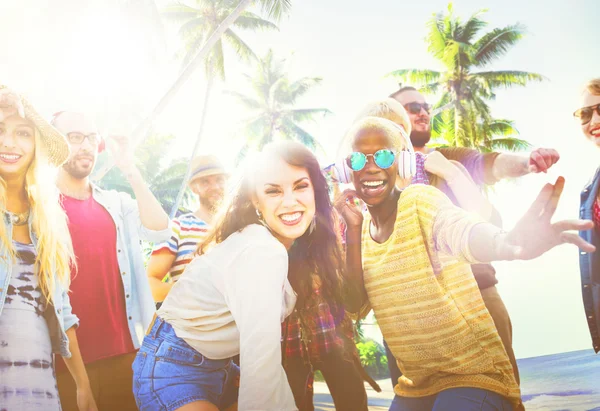 Happy friends have fun at summer — Stock Photo, Image